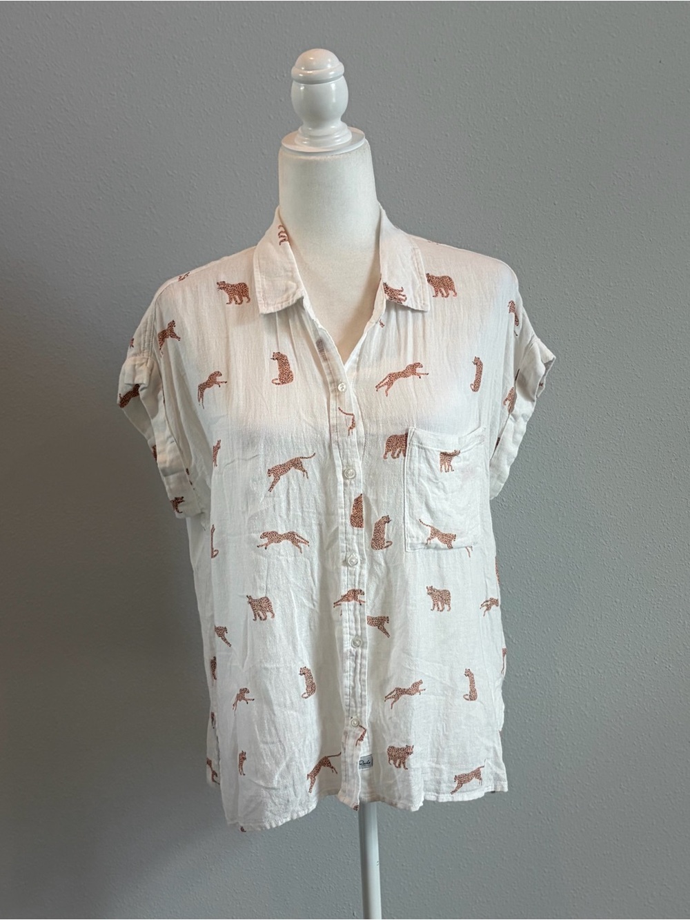 Rails Whitney Playful Cheetahs White Button-Front Linen blend Blouse size Medium